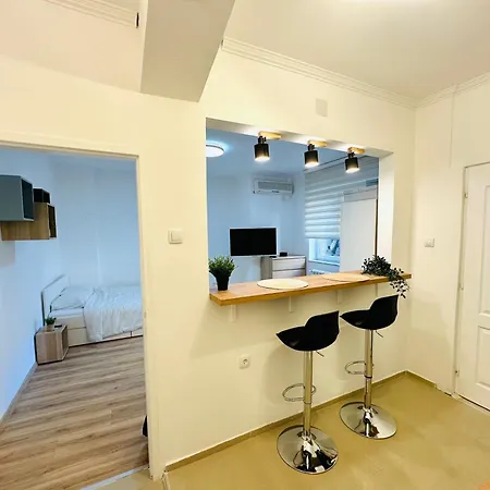 Golden Oasis Apartment