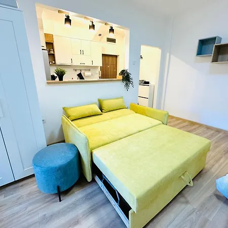 Golden Oasis Apartment *