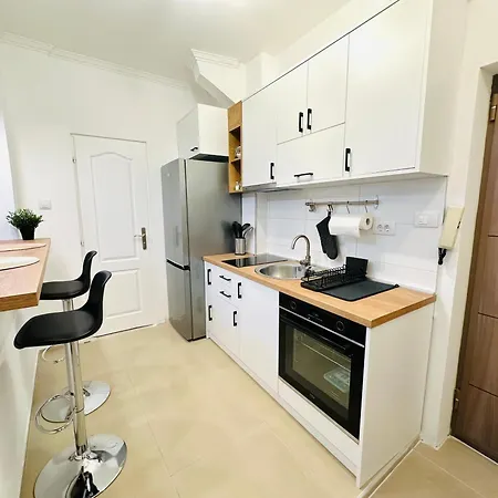 Golden Oasis Apartment *